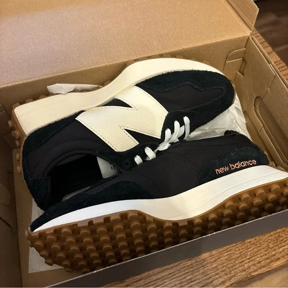 New Balance 327 Women's Black and White Athletic Shoes NWB - Picture 7 of 8